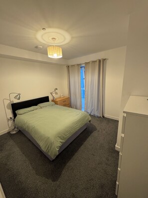 2 Schlafzimmer, Zimmersafe, Schreibtisch, Bügeleisen/Bügelbrett
