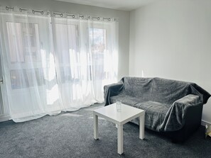 Fernseher, DVD-Player, Bücher, Stereoanlage