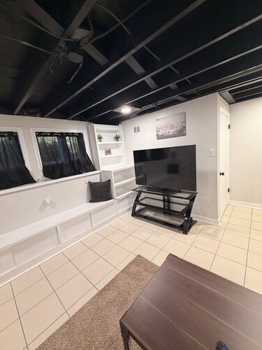 Legacy House: Stylish 3BR 2BA Family Home - Conveniently Kansas City