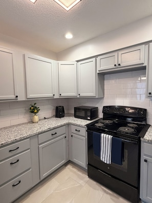 Private kitchen - Legacy House: Stylish 3BR 2BA Family Home - Conveniently Kansas City (Grandview)