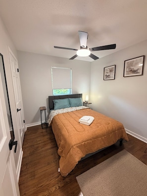 3 bedrooms, iron/ironing board, WiFi, bed sheets - Legacy House: Stylish 3BR 2BA Family Home - Conveniently Kansas City (Grandview)