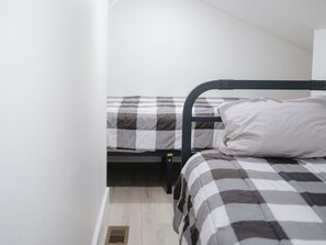 3 habitaciones, cuna de viaje, wifi gratis y ropa de cama