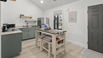 Cafetera y tetera, refrigerador, microondas y horno