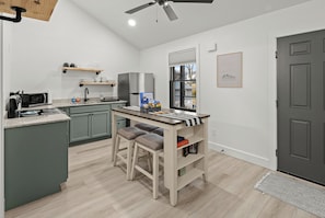 Wasserkocher mit Kaffee-/Teezubehör, Kühlschrank, Mikrowelle, Ofen