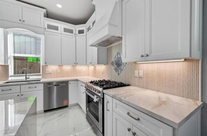 Private kitchen - Modern Houston Retreat with Private Balcony,Stylish Kitchen & Cozy Outdoor Space (Houston)