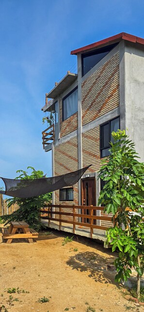 Un edifici de dues plantes amb façana de maó i teulat pla.