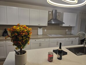 Private kitchen - Spacious 5-bedroom house in charming Cincinnati on no outlet strret (Cincinnati)