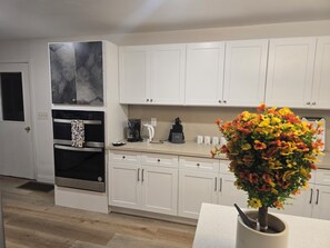 Private kitchen - Spacious 5-bedroom house in charming Cincinnati on no outlet strret (Cincinnati)
