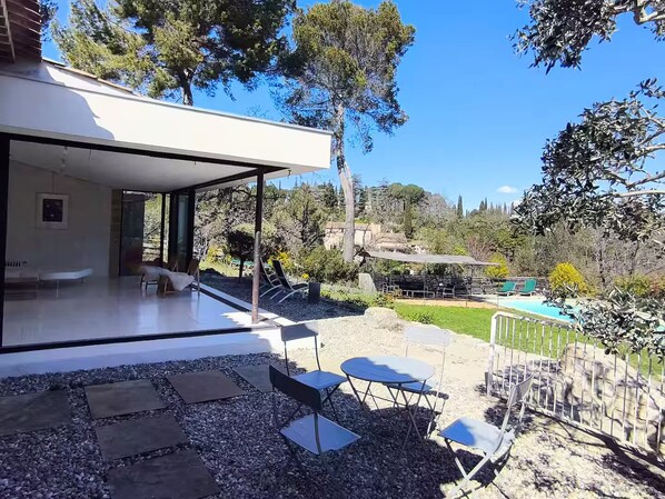 A modern outdoor patio with a pool, seating area, and a view of the surrounding landscape. - Villa Cézanne Panorama, Downtown Within Walking Distance (Aix-en-Provence)