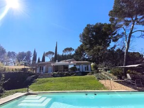 A residential property with a swimming pool, a house with a tiled roof, and a well-maintained lawn. - Villa Cézanne Panorama, Downtown Within Walking Distance (Aix-en-Provence)