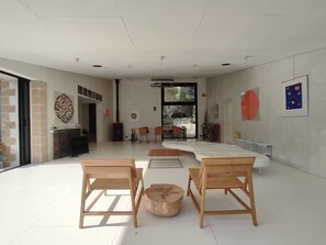 A spacious living area with a sofa set, a coffee table, and a fireplace. - Villa Cézanne Panorama, Downtown Within Walking Distance (Aix-en-Provence)