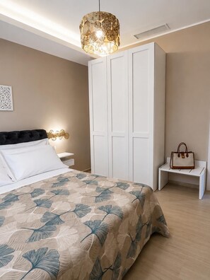 A bedroom with a bed, a wardrobe, a bedside table, and a hanging light fixture. - Relaxation, comfort, and nature, with on-site parking and a terrace, just 5 minutes from the beach. (Trappitello)