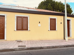 A building with two windows, a door, and a sign on the wall. - Relaxation, comfort, and nature, with on-site parking and a terrace, just 5 minutes from the beach. (Trappitello)