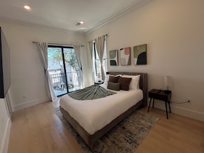 5 bedrooms, iron/ironing board, WiFi, bed sheets