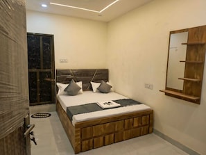 Classic Room | WiFi (free), bed sheets - OM BNB AC ROOMS Available in Varanasi  (Varanasi)