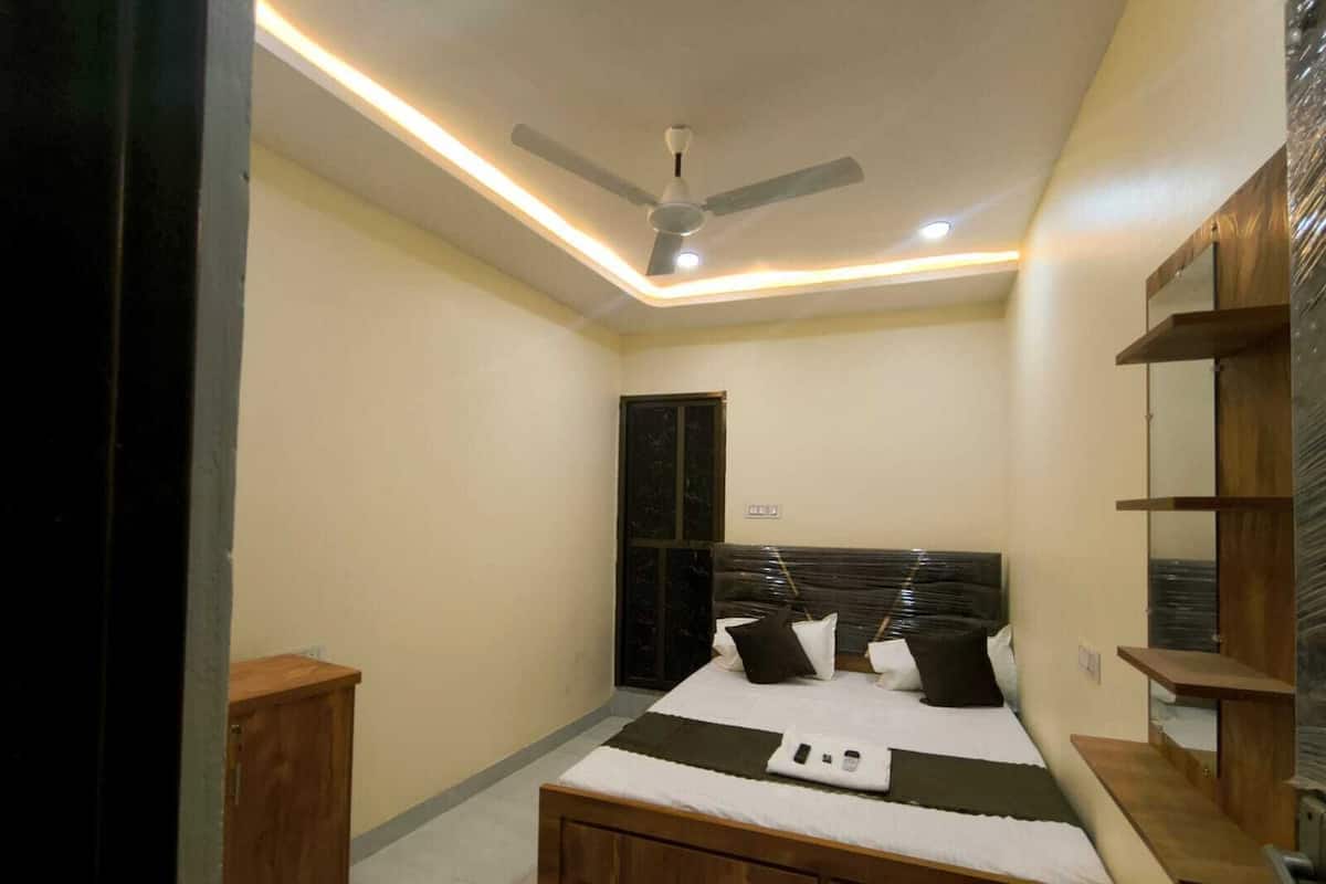 Deluxe Room, Balcony, City View | WiFi (free), bed sheets