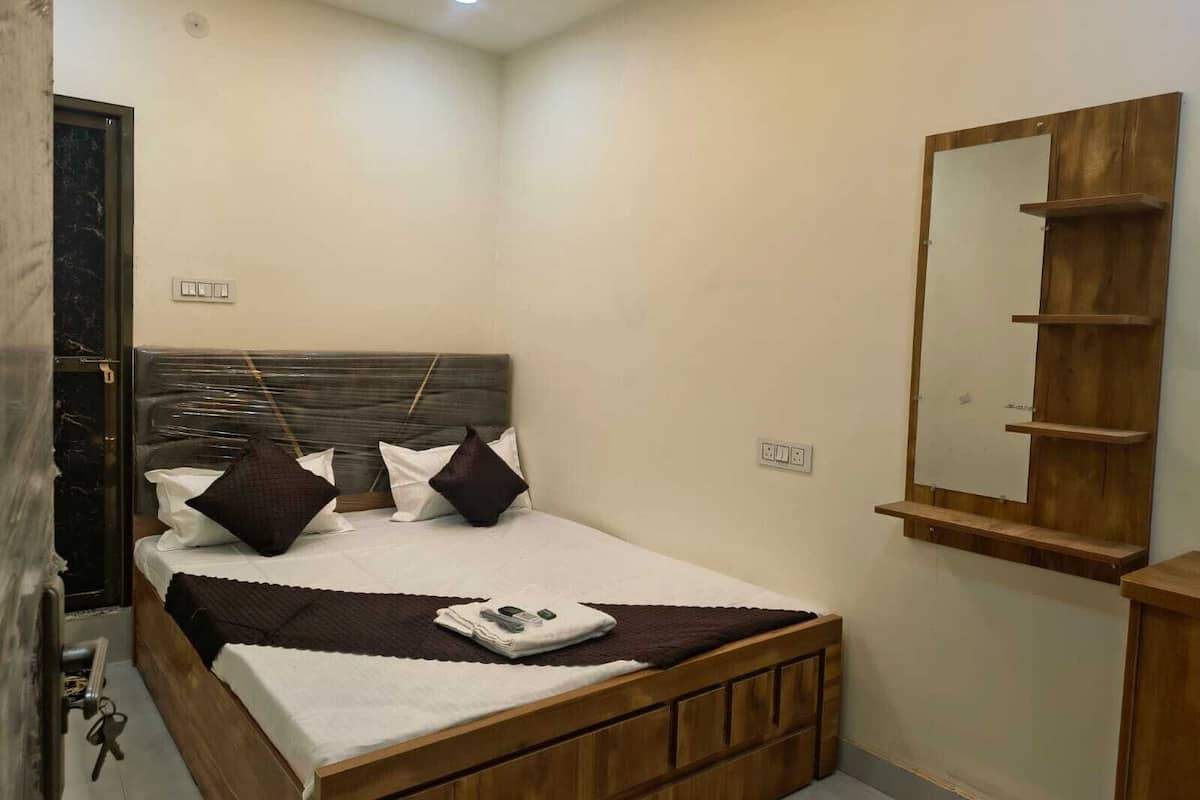 Comfort Room, City View | WiFi (free), bed sheets