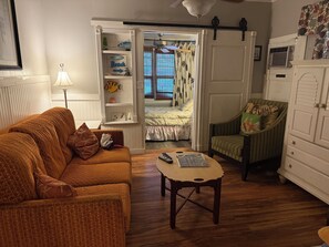 Room - PINK PALM Sleeps 7 DOG friendly FULL Beach Gear Hot Tub STEPS to BEACH (Clearwater)