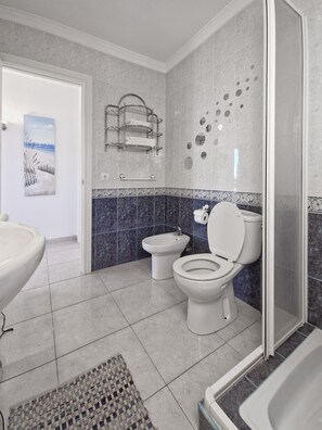 Regadera, secadora de cabello, bidet, toallas 