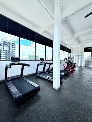 A gym with treadmills, an exercise bike, and a rowing machine. - Cozy 2-bedroom apartment with AC in fantastic Nairobi (Nairobi)