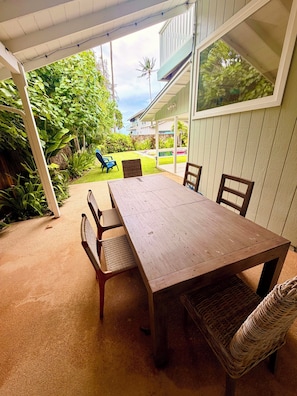 Outdoor dining - Private, Chic, Beach Retreat, 4BR in Kailua, pool (Kailua)