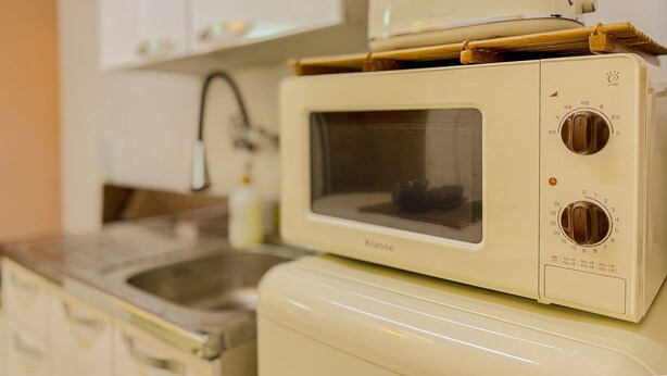 A compact kitchen with a microwave oven and a small sink. - Jamil station 10 mind. 9 line subway station. Lottery world tower (Seoul)