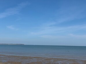 A beach with a clear sky and calm water. - The Cabin At The Beach (Seasalter)