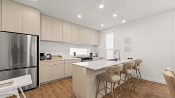 Coffee/tea maker, fridge, microwave, oven