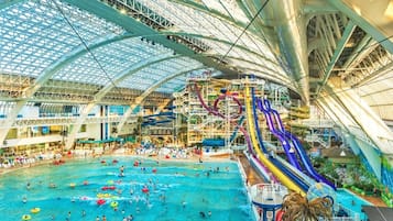 Un parc aquatique intérieur doté de nombreux toboggans et de plusieurs piscines.
