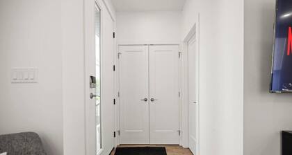 Air | Bright 2BR Near Downtown & WEM | 2 King Beds