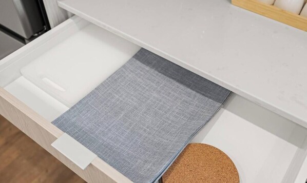 Un cassetto con un oggetto di tessuto grigio parzialmente estratto.