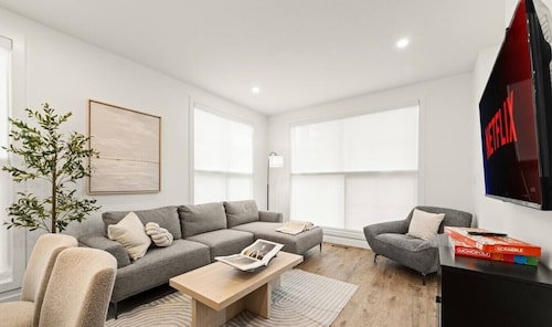 Air | Bright 2BR Near Downtown & WEM | 2 King Beds