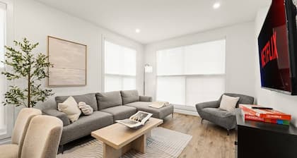 Air | Bright 2BR Near Downtown & WEM | 2 King Beds