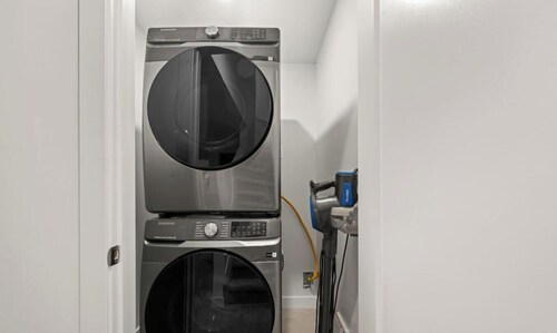 Fire | Bold 2BR YEG Escape | 2 King Beds | Near DT