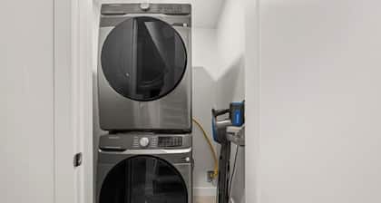 Fire | Bold 2BR YEG Escape | 2 King Beds | Near DT