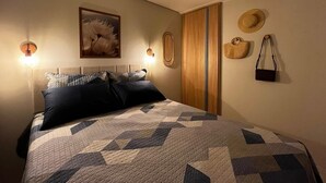 Tabla de planchar con plancha, internet y ropa de cama 