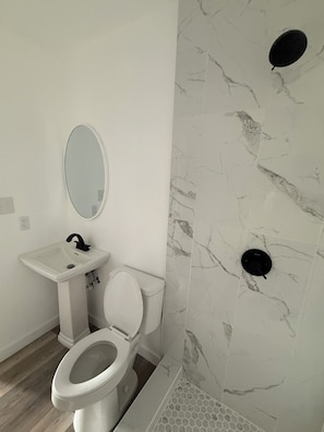 Dusche, Handtücher, Seife, Toilettenpapier