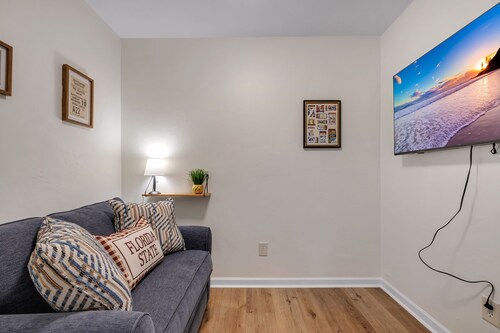 Osceola's Oasis-Townhome with 3 bedrooms and 2.5 bathrooms. Walk to FSU/DOAK.