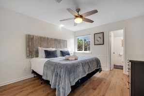 A bedroom with a bed, a ceiling fan, a window, and a door. - Osceola's Oasis-Townhome with 3 bedrooms and 2.5 bathrooms. Walk to FSU/DOAK. (Tallahassee)