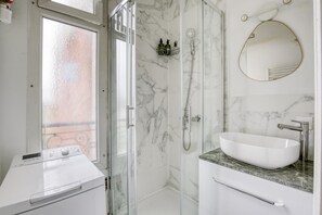 Shower, hair dryer, towels, soap - Vrbo Property (Puteaux)