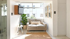 TV, offices - Leafy Sunlight Lock up and Go | Green Point (Cape Town)