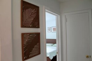 Ein Zimmer mit einem Bett, einer Tür und zwei Wandpaneelen.