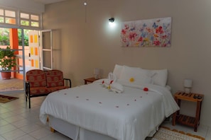 Tabla de planchar con plancha, wifi y ropa de cama 