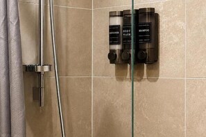 Shower, jetted bath, hair dryer, towels - Exquisite Modern Luxury Apartment (London)