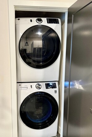 Vue de face d’un appareil combiné lave-linge et sèche-linge.