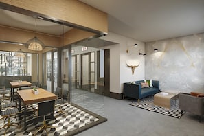 Un intérieur moderne comprenant une salle de réunion, un canapé et un mur décoratif.