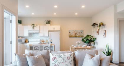 2BR Kelowna Escape - Hot Tub - Wineries - Beaches - Trails & Shops
