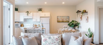 2BR Kelowna Escape - Hot Tub - Wineries - Beaches - Trails & Shops