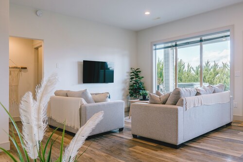 2BR Kelowna Escape - Hot Tub - Wineries - Beaches - Trails & Shops