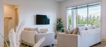 2BR Kelowna Escape - Hot Tub - Wineries - Beaches - Trails & Shops